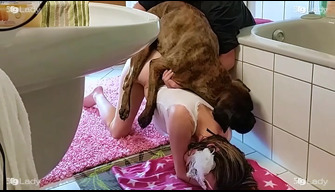 Russian zoo porn von Mann und Frau mit Hund boxer im Bad