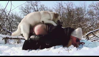 Yasmin niña y el perro, zoo porno en Rusia en la nieve