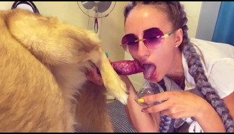 Sonya probeert anale seks met een pan en een hond. Sonya russische zoosex