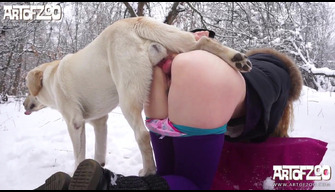 De Winter porno op de sneeuw van een russisch meisje met een hond. Yasmin winter seks artofzoo