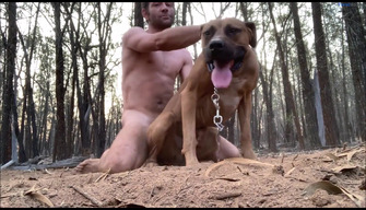 El sexo de un hombre con un perro fiel en el bosque, el zoológico de popno